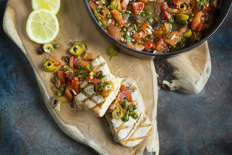 Gegrilde Tonijnsteak met Siciliaanse Salsa: Big Green Egg Recept